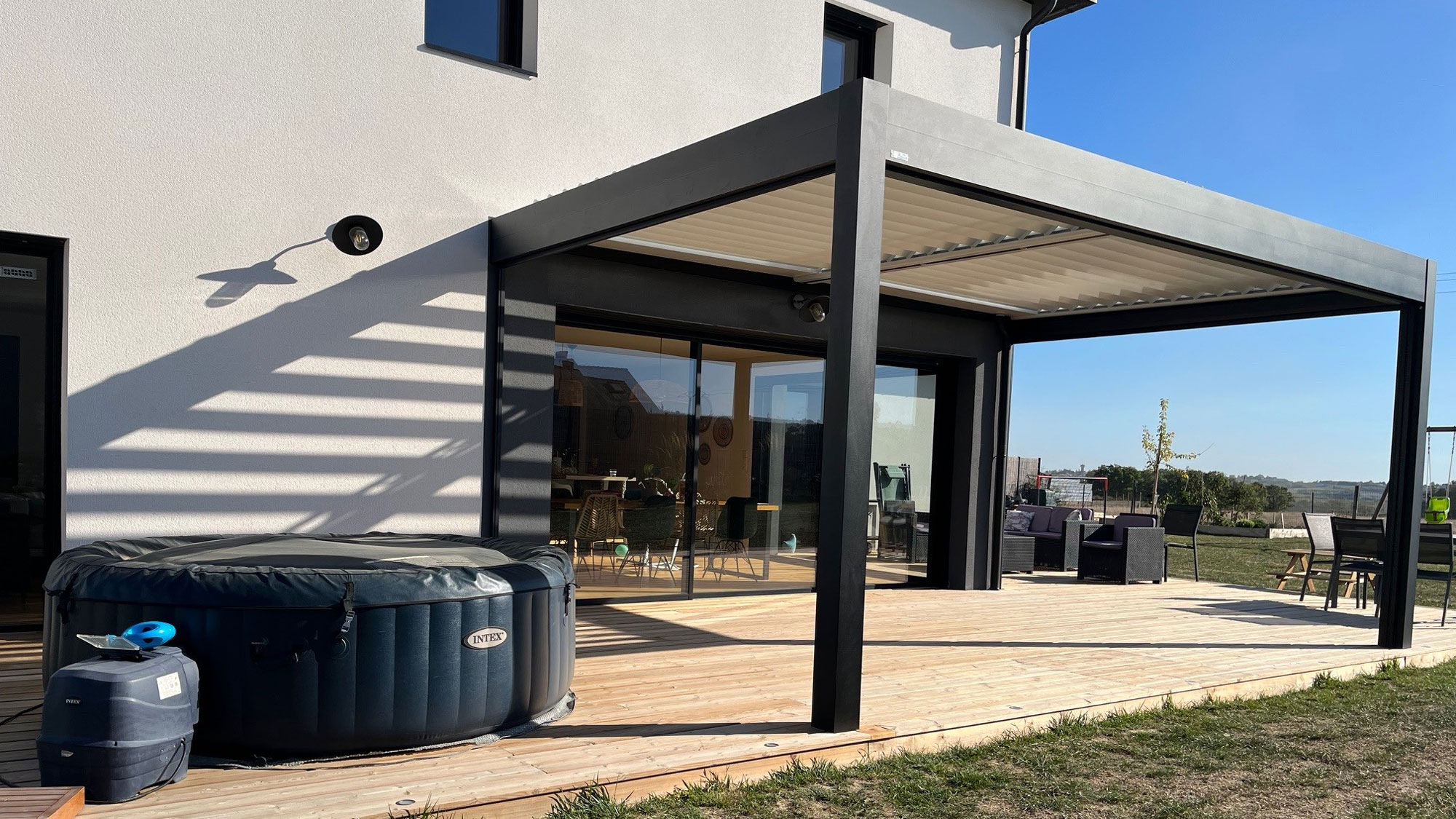 Pergola bioclimatique chez un particulier