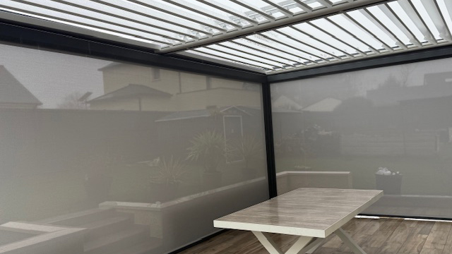 Intérieur d’une pergola bioclimatique