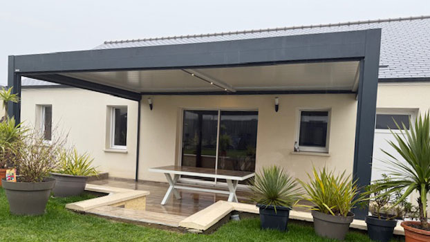 Une pergola bioclimatique pour l’été : un coin de paradis sur mesure