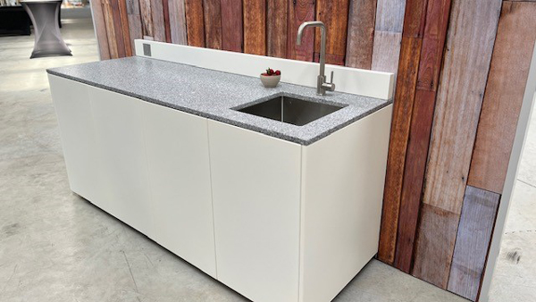 Top 7 des avantages d’une cuisine extérieure installée par Levron Menuiserie