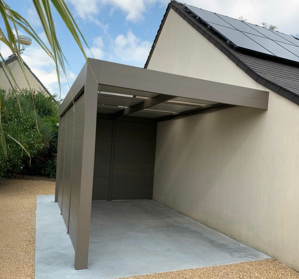 Carport en aluminium adossé à la maison avec une structure latérale protectrice