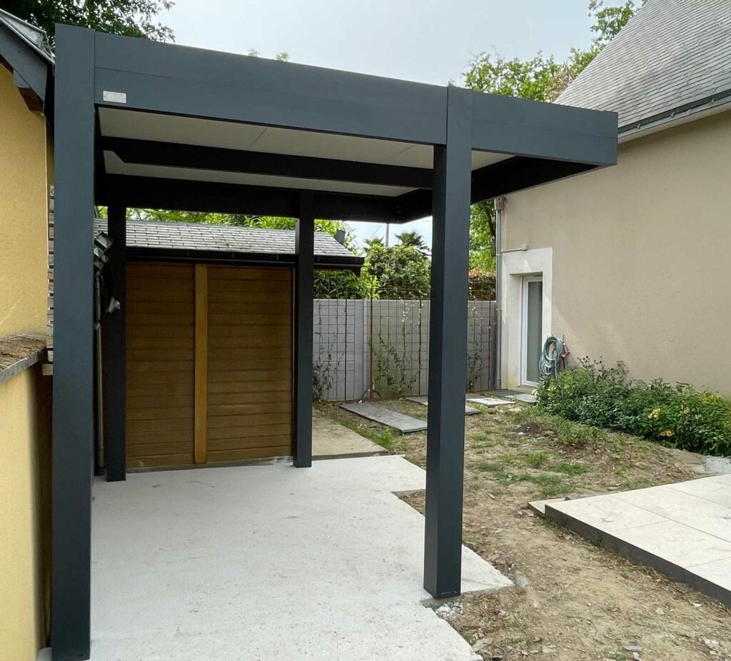 Carport en aluminium noir adossé à une maison contemporaine