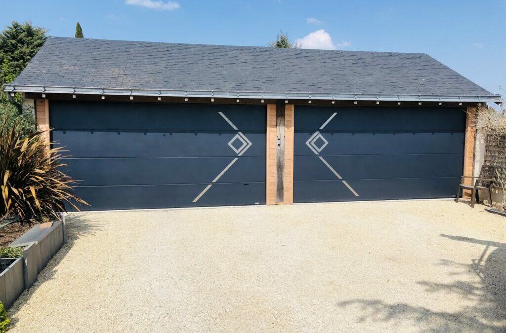 Porte de garage motorisée : plus de sécurité, de confort et d’isolation pour votre maison