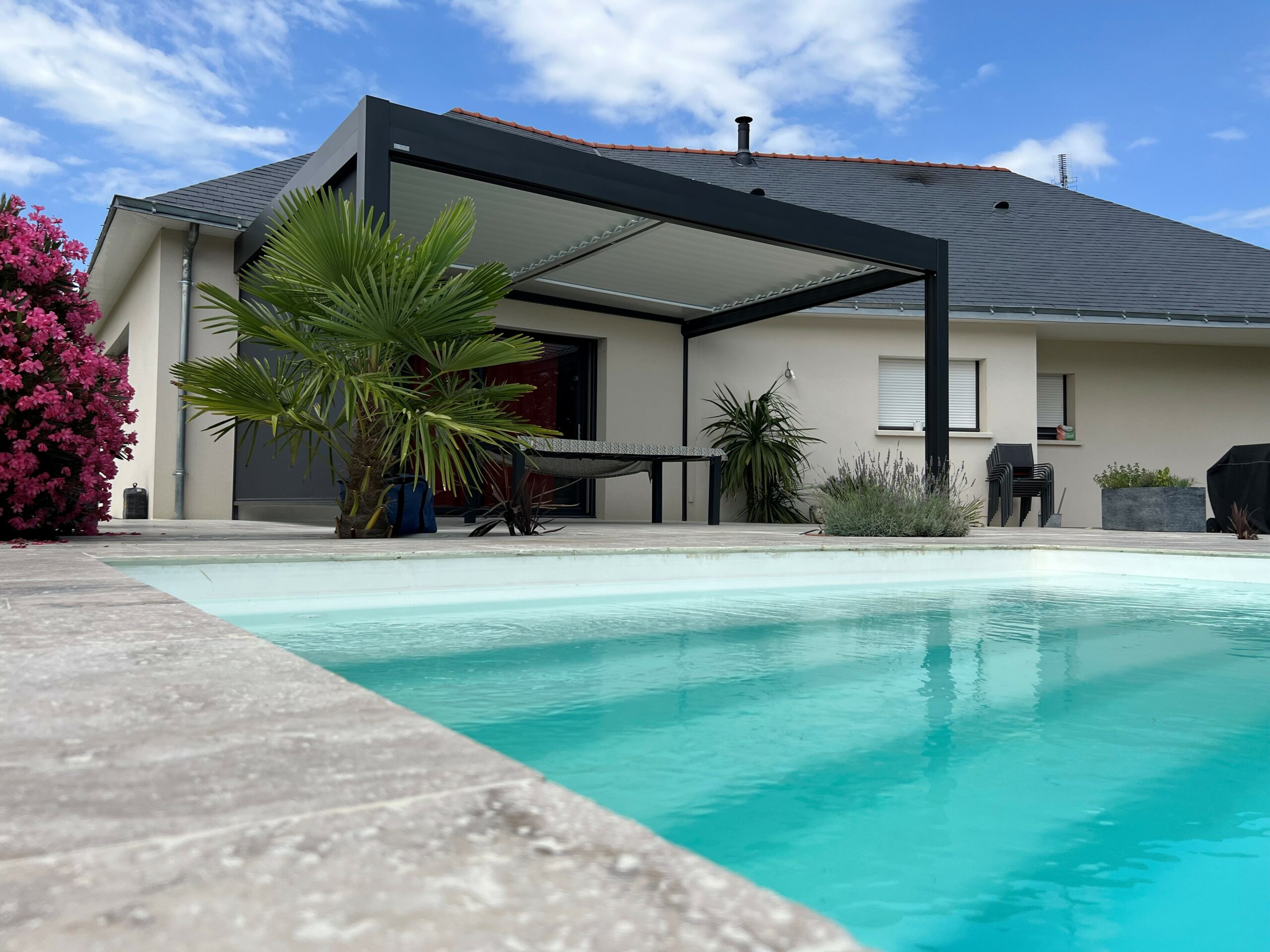 Pergola bioclimatique sur terrasse moderne