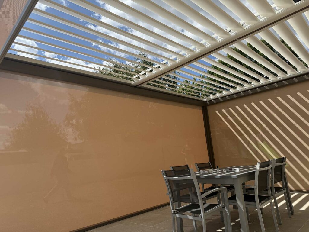 Intérieur de pergola bioclimatique avec lames orientables ouvertes pour ombrage naturel