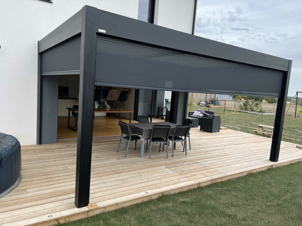 Pergola bioclimatique 4x3 avec store zip latéral fermé pour protection solaire et vent