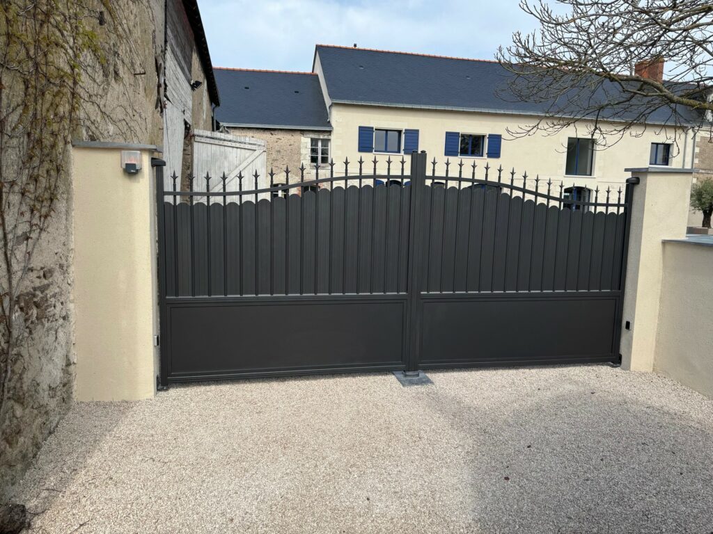 Portail aluminium battant noir avec lames verticales et pointes décoratives