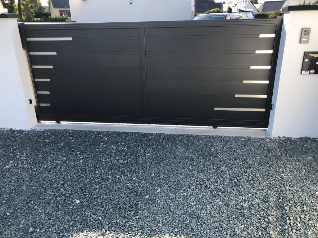 Portail coulissant aluminium noir avec inserts inox