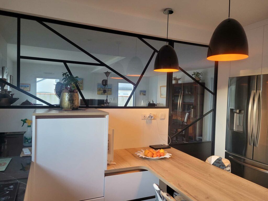 Verrière géométrique noire dans une cuisine contemporaine avec suspension design