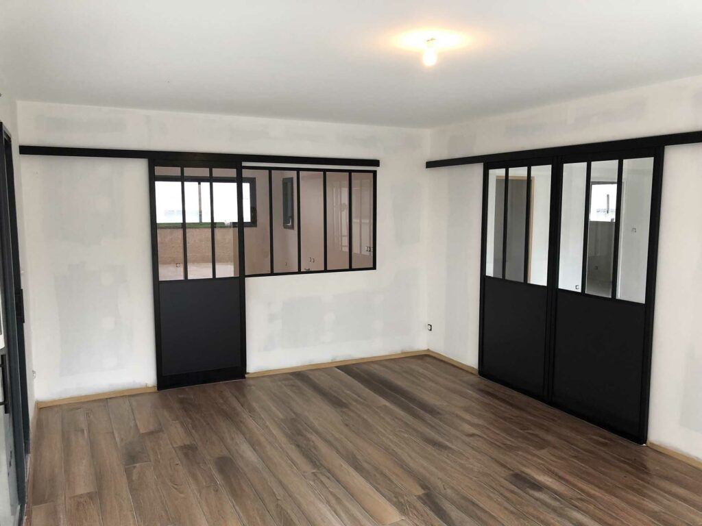 Verrière intérieure dans une entrée lumineuse