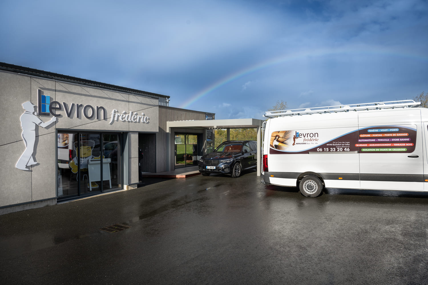 Showroom Levron à Rochefort-sur-Loire avec modèles de portes d’entrée et finitions