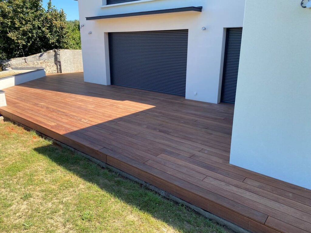 Terrasse bois exotique sur mesure posée devant maison contemporaine avec volets roulants aluminium, réalisation Levron Menuiserie Maine-et-Loire