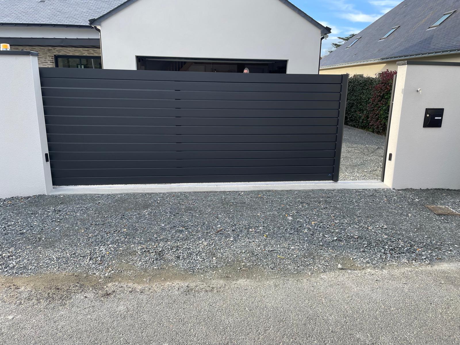 Portail coulissant aluminium anthracite à lames horizontales installé par Levron Menuiserie en Maine-et-Loire Portail coulissant aluminium anthracite à lames horizontales installé par Levron Menuiserie en Maine-et-Loire