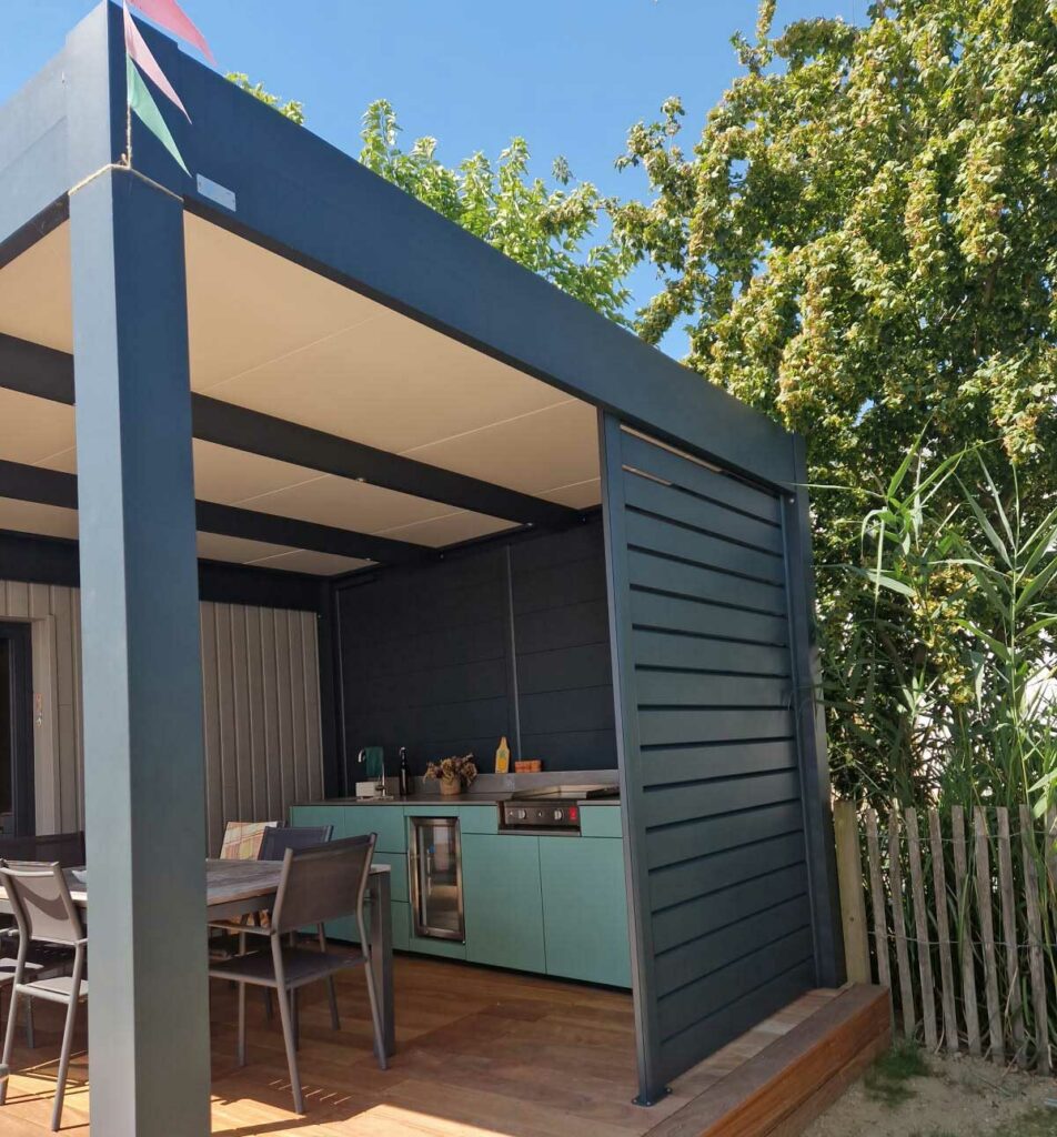 Cuisine extérieure verte avec frigo et évier sous carport en aluminium