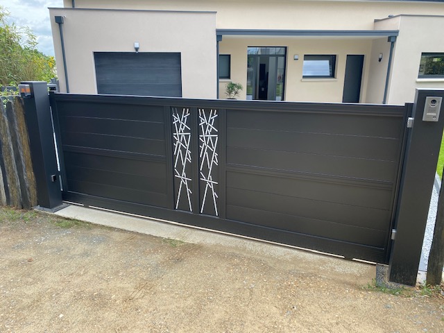 Portail coulissant aluminium anthracite à lames horizontales installé par Levron Menuiserie en Maine-et-Loire