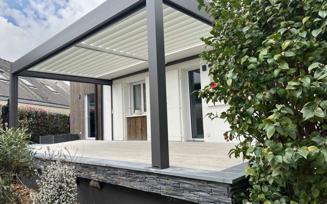 Pergola ou store banne : quelle solution pour ombrager votre terrasse ?