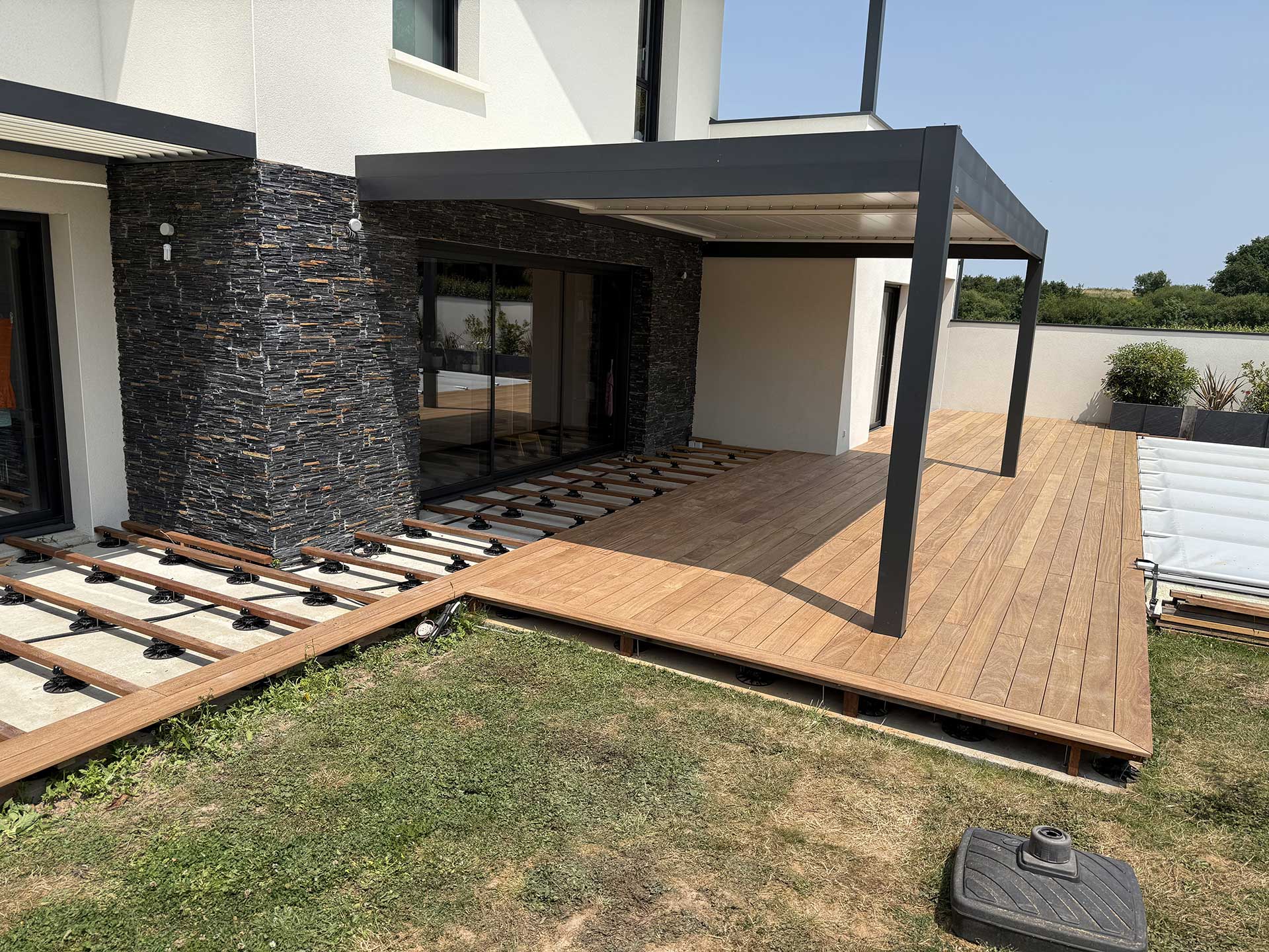 Pose d’une terrasse bois sur lambourdes avec plots réglables par Levron Menuiserie Pose d'une terrasse bois sur lambourdes avec plots réglables par Levron Menuiserie
