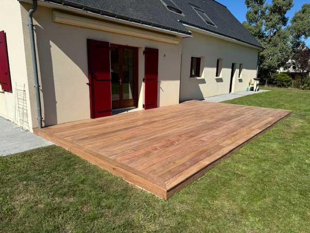 Terrasse bois sobre et élégante, intégrée dans un jardin verdoyant