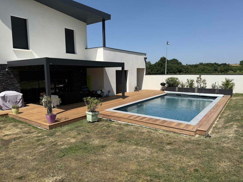 Terrasse bois avec pergola bioclimatique et piscine, posée à Rochefort-sur-Loire par Levron Menuiserie
