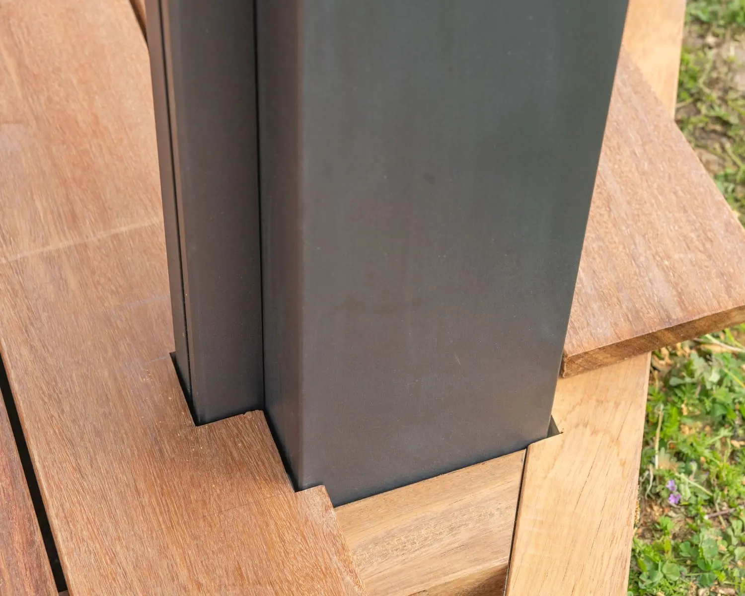 Terrasse bois sur mesure avec finitions soignées en bordure
