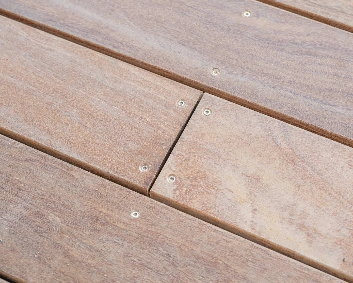 Gros plan sur les lames d'une terrasse en bois exotique
