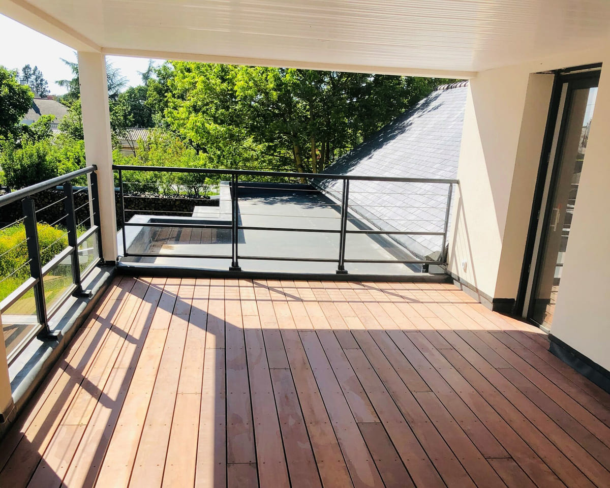 Terrasse en bois surélevée avec garde-corps assorti