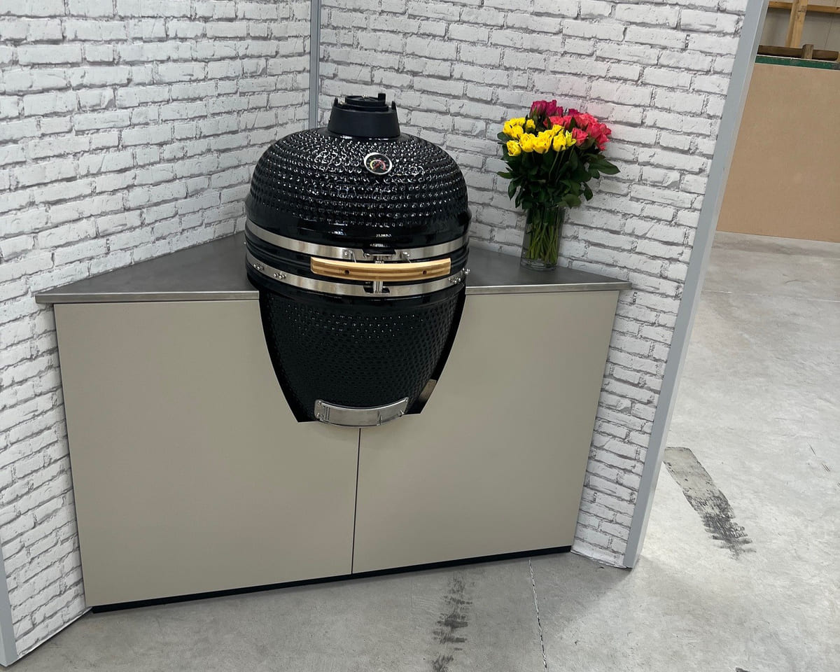 Cuisine d'été avec barbecue intégré dans la structure